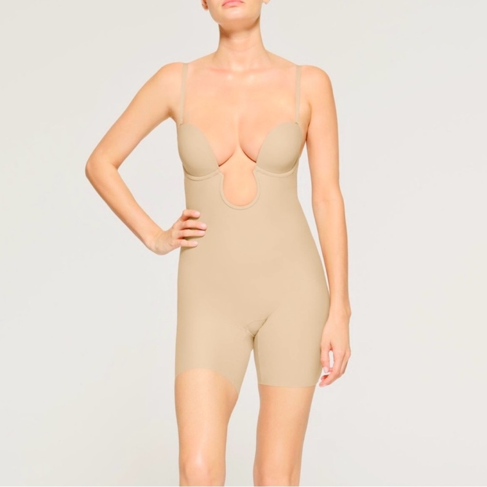 Skims Deep Plunge Shapewear Mid Thigh Bodysuit in Sand Size S